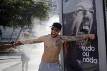 Touriste qui se fait mordre par la publicité  adidas de Luis Suarez