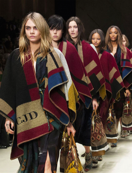 L'accessoire à avoir : La cape personnalisable Burberry Prorsum...