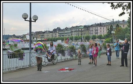 artiste de rue,bulle à savon,dans les rues de genève,jardin anglais
