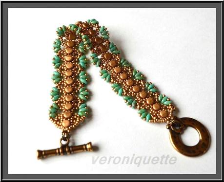 PAKITA
http://www.alittlemarket.com/tutoriels-de-fabrication/fr_schema_bracelet_pakita_en_pdf_explique_etape_par_etape_et_en_images_-9537605.html