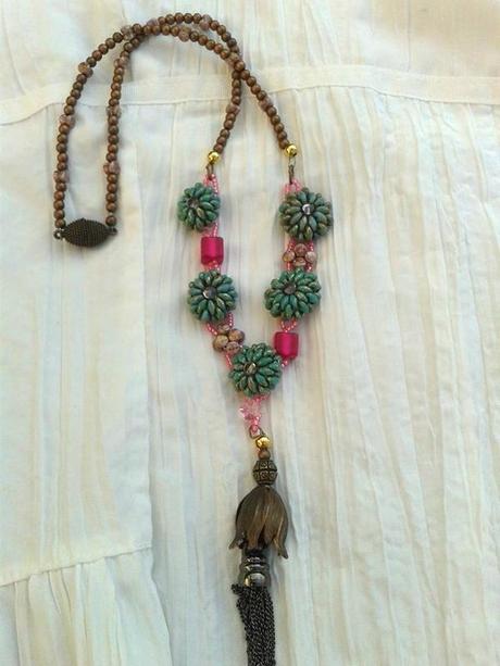 FLÔR
http://www.alittlemarket.com/tutoriels-de-fabrication/fr_schema_bracelet_flor_en_pdf_explique_etape_par_etape_et_en_images_-9339575.html