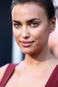 Hercule : Irina Shayk divine sur le tapis rouge …