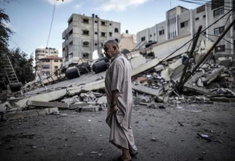 Un homme se tient devant les ruines d'un batîment détruit par l'armée israélienne à Gaza, le 25 juillet 2014 - AFP/Marco Longari
