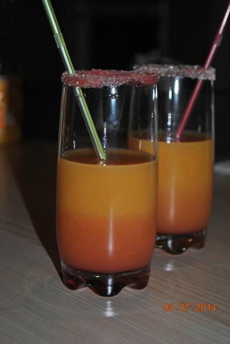 Cocktail sans alcool, pamplemousse, orange et fraise