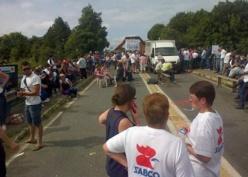 Un an après l'arrêt des aides européennes, les salariés ont bloqué la Nationale 12, mi-juillet, au niveau de Plouégat-Moysan. (Crédit. Twitter @sauvonsTS)