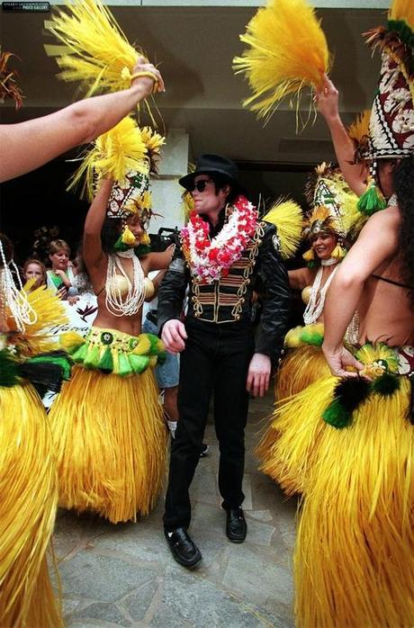 michael-makes-a-stop-in-honolulu-hawaii-during-his-history-world-tour(103)-m-3