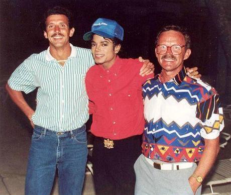 michael-jackson-with-two-fans-at-the-hilton-hotel