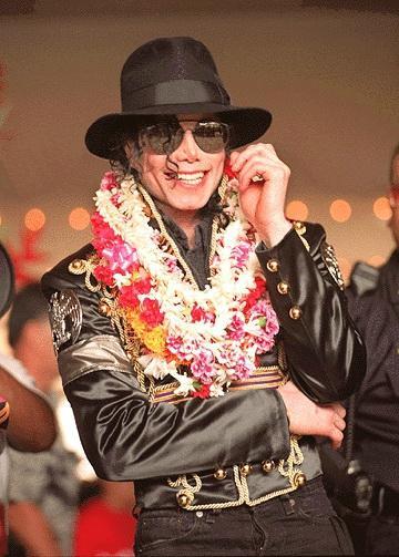 michael-makes-a-stop-in-honolulu-hawaii-during-his-history-world-tour(103)-m-4