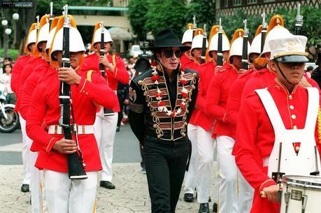 michael-makes-a-stop-in-honolulu-hawaii-during-his-history-world-tour(103)-m-11