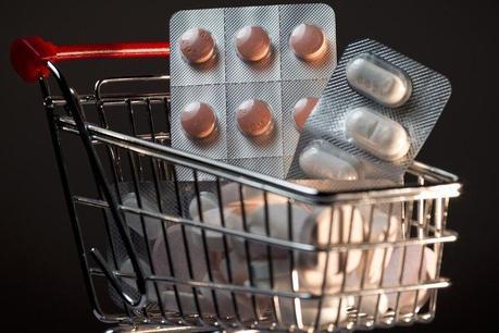 Photo illustrant des médicaments dans un caddy, décembre 2013.