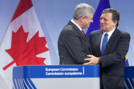 José Manuel Barroso (commission) et Stephen Harper (premier ministre canadien), le 18 octobre 2013 à Bruxelles.