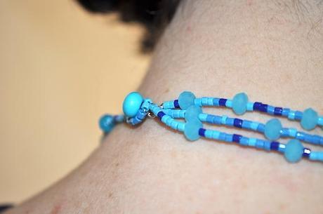 Envie de bleu… Collier porté arrière
