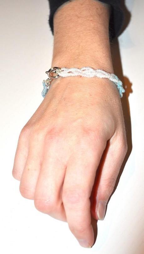 Bracelet dégradé bleu-blanc porté