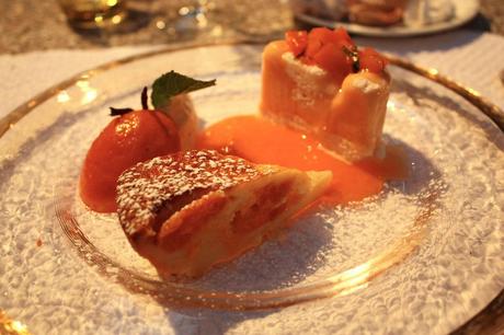 Dessert tout abricots clafoutis coulis oreillons © P.Faus 