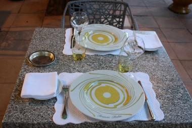 A table © P.Faus  380x253