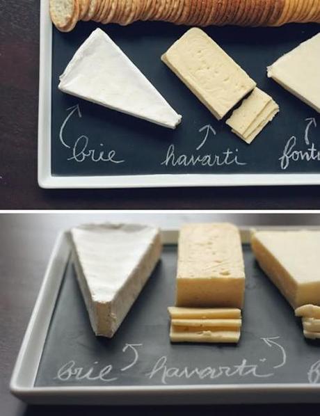 Plateau de fromage sur ardoise avec noms à la craie