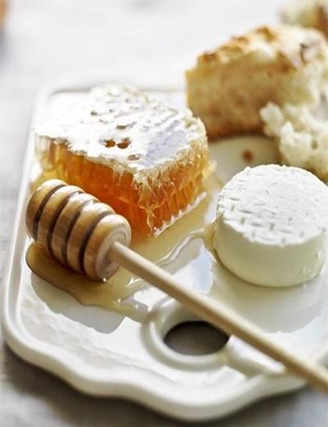 Fromage servi avec du miel