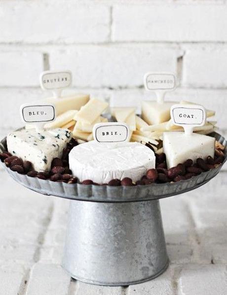 Plateau de fromage avec étiquettes