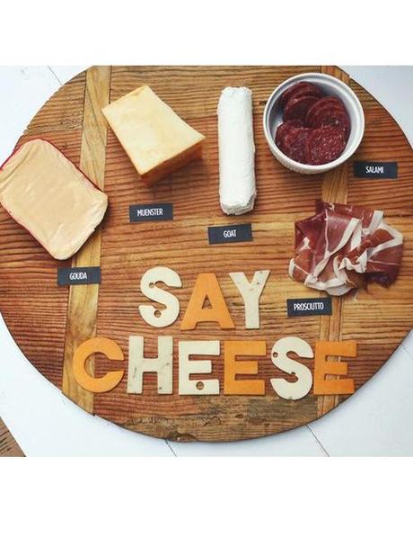 Plateau de fromage ludique avec empreinte dans le fromage