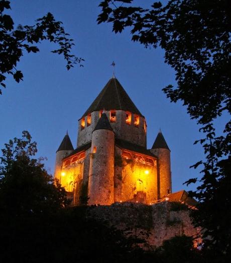 Ce soir, événement nocturne ! Partez à la  découverte de la cité médiévale de Provins à la lueur des bougies!