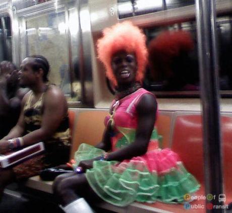 weird-metro-train-bizarre-gens-mogwaii (88)
