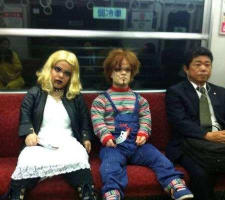 weird-metro-train-bizarre-gens-mogwaii (15)