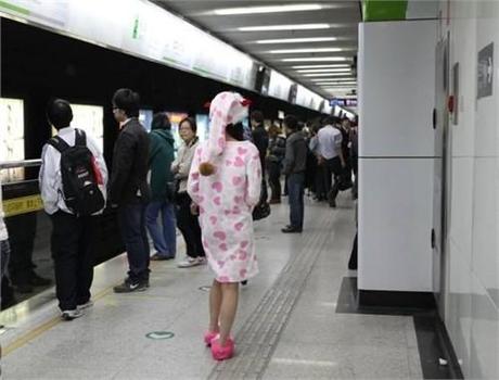 weird-metro-train-bizarre-gens-mogwaii (3)