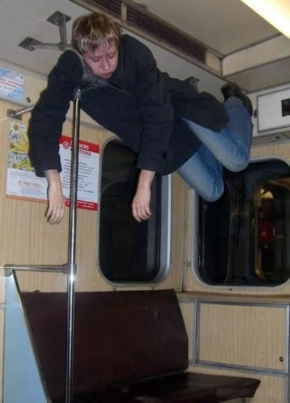 weird-metro-train-bizarre-gens-mogwaii (28)