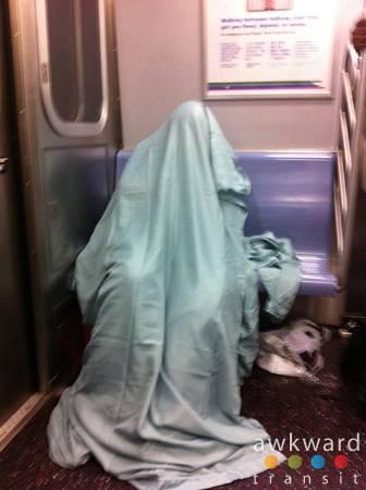 weird-metro-train-bizarre-gens-mogwaii (11)