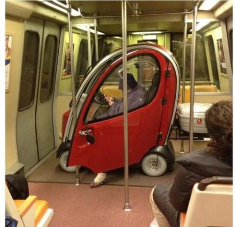 weird-metro-train-bizarre-gens-mogwaii (43)