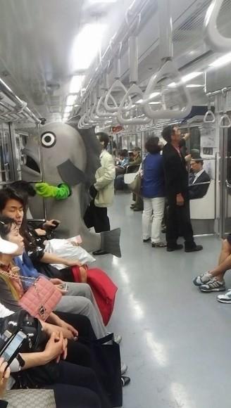 weird-metro-train-bizarre-gens-mogwaii (78)