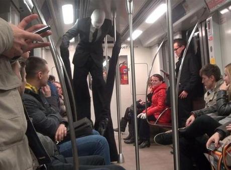 weird-metro-train-bizarre-gens-mogwaii (42)