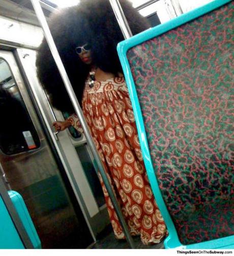 weird-metro-train-bizarre-gens-mogwaii (71)
