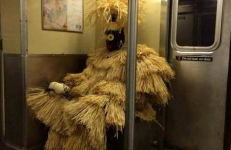 weird-metro-train-bizarre-gens-mogwaii (12)