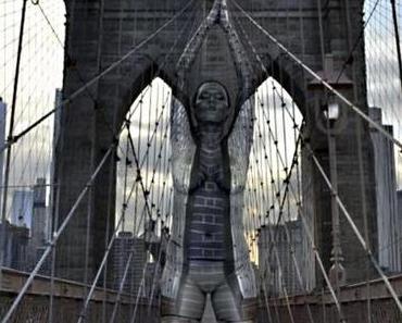 Elle se fond dans New York en body-painting