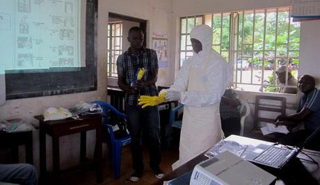Virus Ebola : former les équipes, sensibiliser les communautés, suivre l’entourage des malades