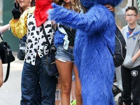 La jeune femme enchaîne les plateaux télévisés.