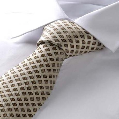 Nouer une cravate (noeud double)