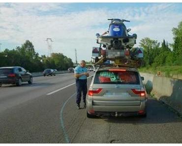 Il transporte son jet-ski sur le toit de sa voiture