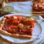 Tarte fine tomates, pignons et basilic