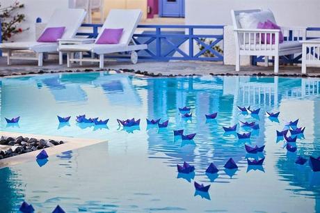Un hôtel au design joyeux à Santorin