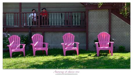 Amoureux et chaises rose...