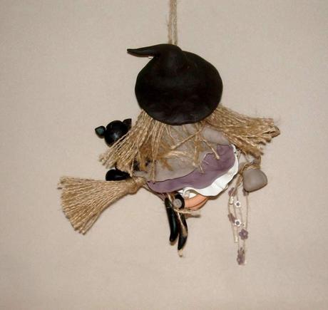 Sorcière avec son p'tit chat   à suspendre