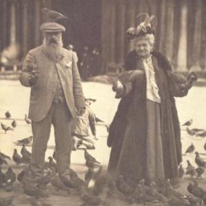 Nous avions des pigeons partout et j'en faisais une légère grimace de peur.  Mais on a pris le moment où ils étaient envolés. Alice Monet, Venise, 6 octobre 1908