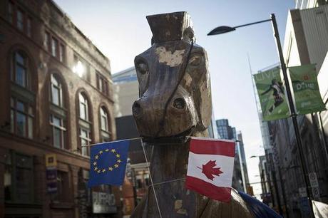 Pour ses opposants, l'accord Europe-Canada est un cheval de Troie des multinationales dans l'enceinte démocratique.
