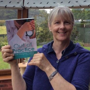 L’auteure britannique Carol Margaret Tetlow a écrit un témoignage fort intéressant au sujet de Editions Dedicaces LLC