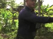 journaliste courageux dégonfle face deux hommes armés