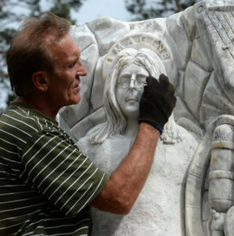 La première statue de John Lennon en marbre a été érigée dans l’Altaï