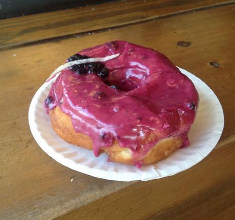 un doughnut blueberry-lemon