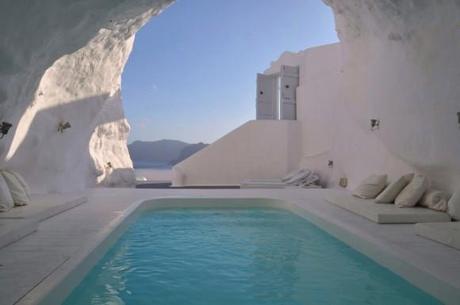Cave-Pool-in-Santorini